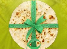 توزیع  نان صلواتی در دهه ولایت قشم